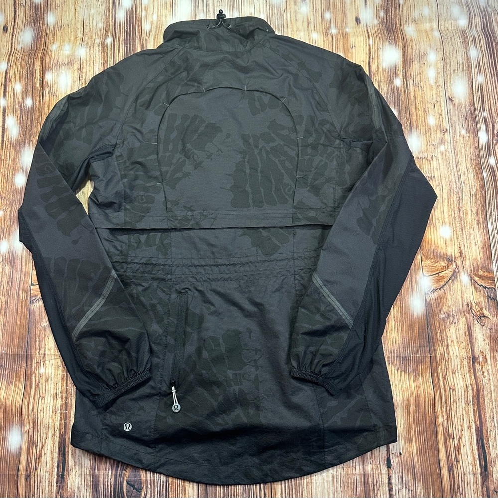 Lululemon Athletica Women’s Windbreaker     Camo Jacket Size 8